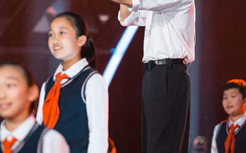 张杰带伤唱响百年经典 一曲《少年中国说》点燃全场