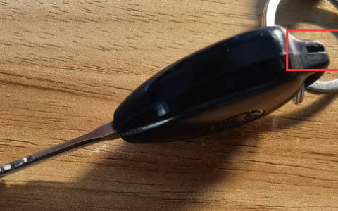 丰田RAV4 2011款荣放汽车更换车钥匙电池方法