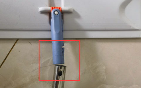 拖把头在拖地时用力不小心导致卡扣处脱落，教你如何快速安装